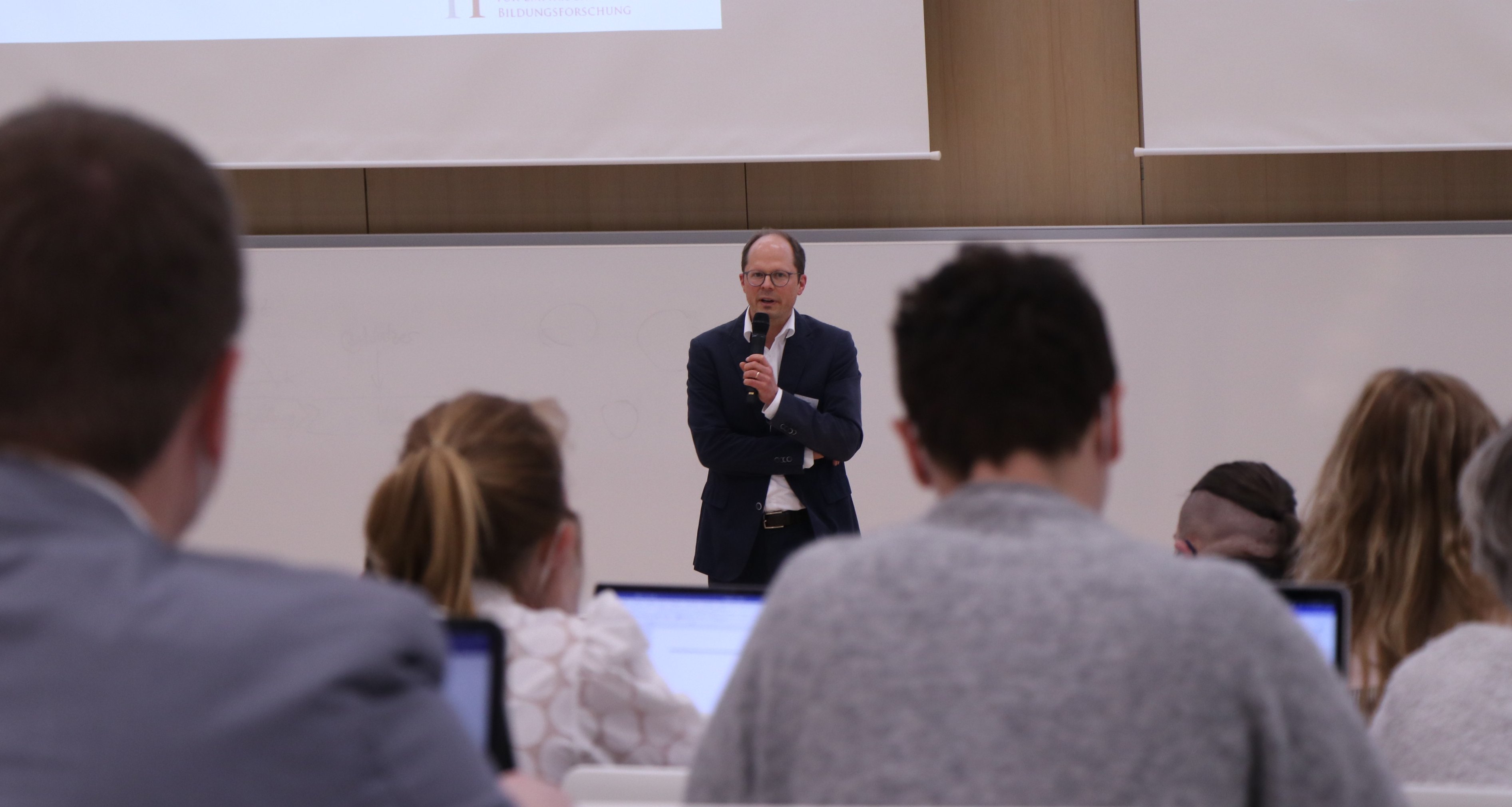 Prof. Dr. Ulrich Trautwein unterrichtet die Studierenden des Studiengangs Schulmanagement & Leadership