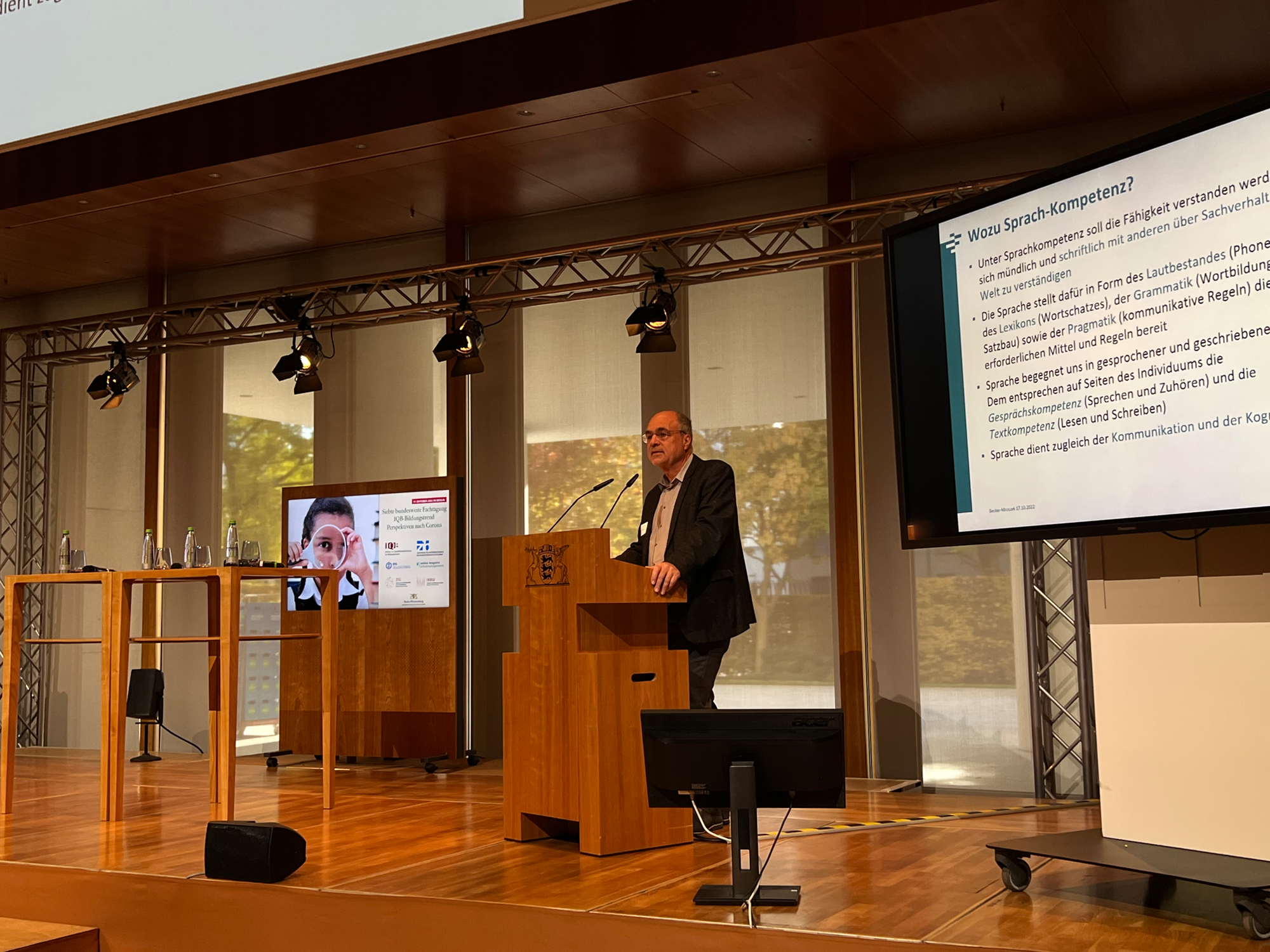 Prof. Dr. Michael Becker-Mrotzek auf dem Podium der IQB Fachtagung Bildungstrend